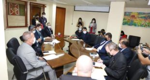 Membros da Comissão de Constituição e Justiça reúnem para apreciar matérias