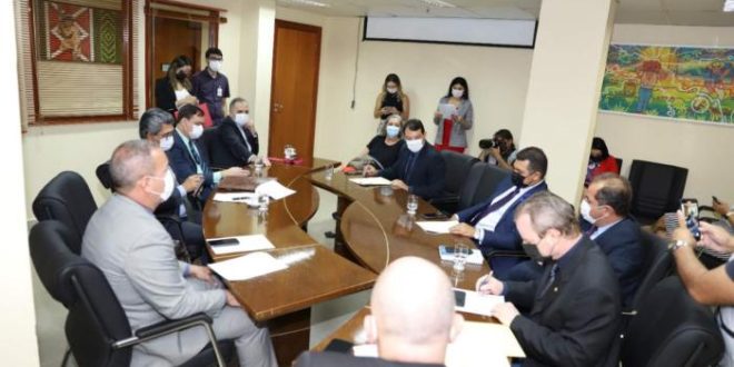 Membros da Comissão de Constituição e Justiça reúnem para apreciar matérias