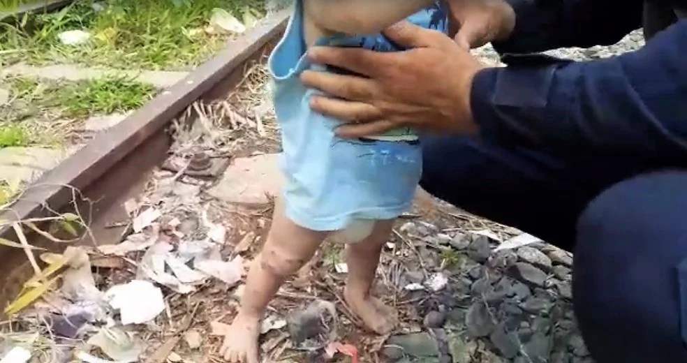 Bebê de um ano deixado sozinho em linha férrea é resgatado em Sorocaba 1 Bebê de um ano deixado sozinho em linha férrea é resgatado em Sorocaba