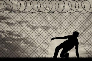 Iraniano que realizava entrada ilegal de estrangeiros no país é condenado a pagar salários mínimos, no Acre