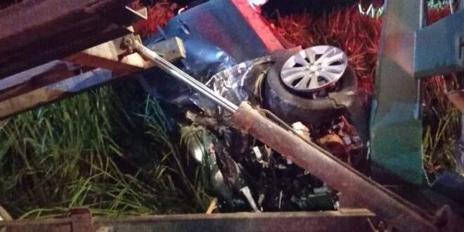 Duas pessoas ficam feridas após acidente na BR-364 envolvendo um carro e um caminhão guincho
