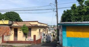 Mulher é jogada de escada pelo companheiro, que é preso em flagrante por tentativa de feminicídio