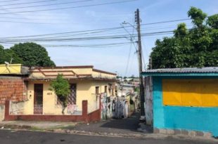 Mulher é jogada de escada pelo companheiro, que é preso em flagrante por tentativa de feminicídio