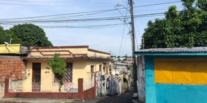 Mulher é jogada de escada pelo companheiro, que é preso em flagrante por tentativa de feminicídio