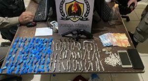 PM prende mulher com mais de 60 trouxinhas de cocaína e quase 100 pedras de crack, no Bahia Nova