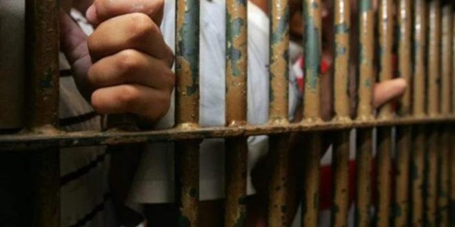 Homem se casa e, horas depois, estupra a vizinha na frente das filhas