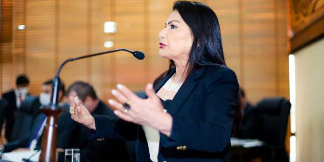 Deputada Antônia Sales pede paciência a manifestantes e diz que vota favorável à classe trabalhadora