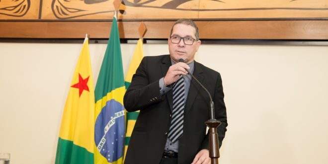 Deputado Chico Viga defende que o governo pague servidores da Educação quem não têm capacitação técnica com recursos próprios