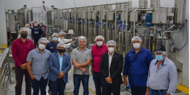 Jenilson e comitiva visitam empresa que industrializa açaí no Pará