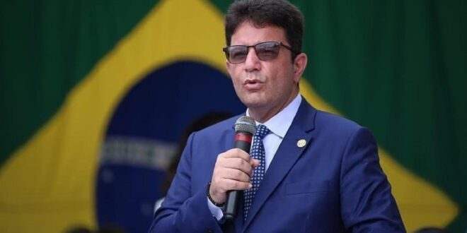 "Ou Gladson explica todas as graves acusações que pesam contra ele, ou deve se afastar do governo imediatamente"- Leia o artigo de Daniel Zen e Leo de Brito
