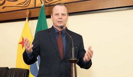 Gladson sanciona projeto de Pedro Longo que beneficia pessoas com deficiência e de mobilidade reduzida