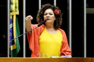 Perpétua desafia Gladson a dizer quem são os parlamentares que enviaram 50 milhões para outros estados