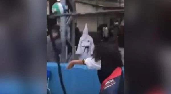 Professor usa roupa da Ku Klux Klan em escola pública de SP; vídeo