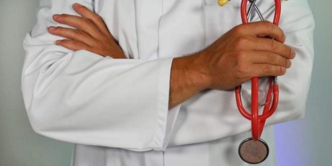 Homem apresenta diploma falso de medicina para tentar registro no CRM-AC