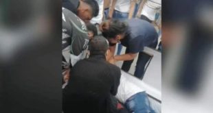 Jovens tiram cadáver de caixão e levam amigo em último passeio de moto