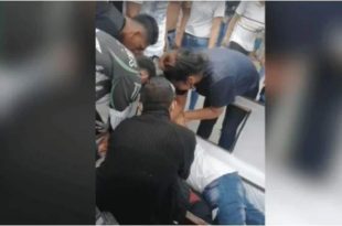 Jovens tiram cadáver de caixão e levam amigo em último passeio de moto