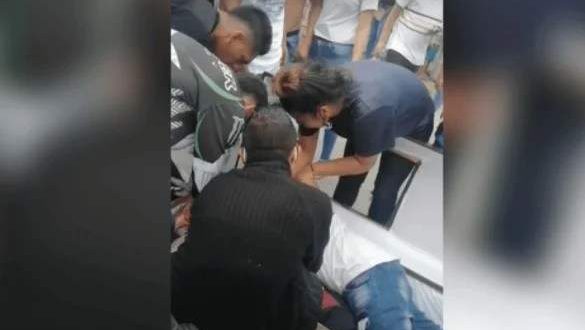 Jovens tiram cadáver de caixão e levam amigo em último passeio de moto