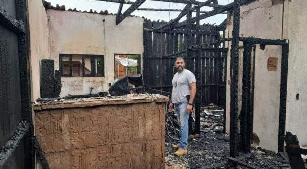 Acusado de atear fogo na casa da ex é preso em Xapuri