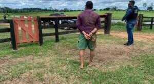 Homem é preso por agredir e ameaçar de morte a amante do pai