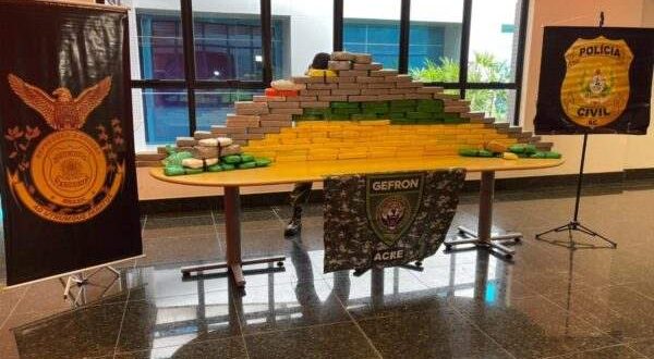 Polícia Federal apreende 156 kg de cocaína em carro da prefeitura de Brasiléia