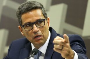 Banco Central está "suicidando" o Brasil: artigo de Maria Lúcia Fattorelli