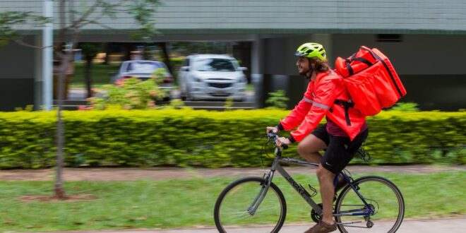  Comissão aprova regulamentação do transporte de bens e serviços por meio de bicicletas e triciclos