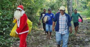 A convite do vice-prefeito de Porto Walter, Gonzaga visita comunidades isoladas durante recesso para levar “Papai Noel” e presentear crianças ribeirinhas