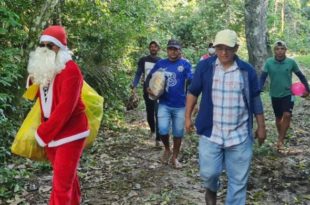 A convite do vice-prefeito de Porto Walter, Gonzaga visita comunidades isoladas durante recesso para levar “Papai Noel” e presentear crianças ribeirinhas