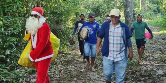 A convite do vice-prefeito de Porto Walter, Gonzaga visita comunidades isoladas durante recesso para levar “Papai Noel” e presentear crianças ribeirinhas