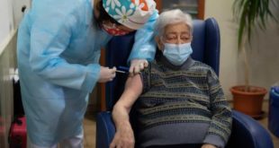 Grécia começa a multar maiores de 60 anos não vacinados