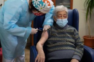Grécia começa a multar maiores de 60 anos não vacinados