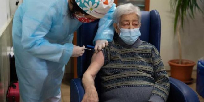 Grécia começa a multar maiores de 60 anos não vacinados