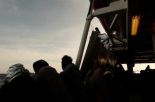 Guarda Costeira dos EUA busca 39 desaparecidos em naufrágio na Flórida