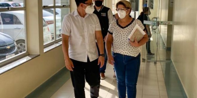 Jenilson Leite visita maternidade na Capital para acompanhar caso de mulher que deu à luz na calçada em frente à unidade