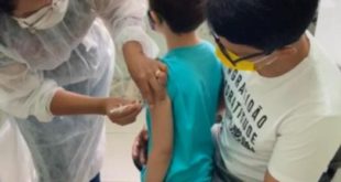 Jenilson leva o filho para vacinar contra a covid e ressalta a importância da vacinação