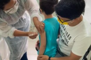Jenilson leva o filho para vacinar contra a covid e ressalta a importância da vacinação
