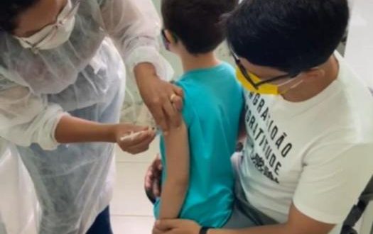 Jenilson leva o filho para vacinar contra a covid e ressalta a importância da vacinação