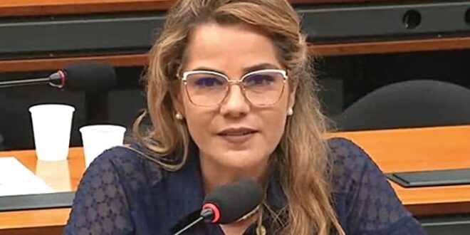 Mara Rocha leva internet de alta velocidade à comunidade Tartaruga, no seringal Valparaíso em Cruzeiro do Sul