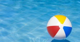 Menina de 2 anos morre afogada em piscina de plástico