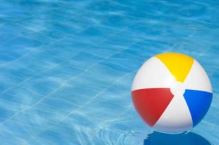 Menina de 2 anos morre afogada em piscina de plástico