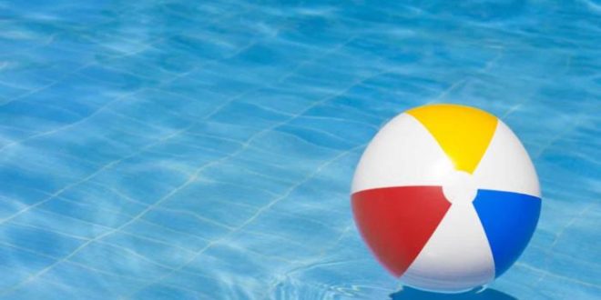 Menina de 2 anos morre afogada em piscina de plástico