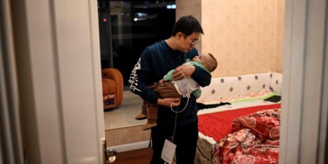 Pai monta laboratório em casa para criar remédio para filho doente
