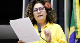Perpétua cobra do governo o cumprimento da Lei do piso salarial da Educação: “A lei precisa ser cumprida”