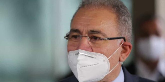 Queiroga diz que 'não adianta' exigir passaporte da vacina contra Covid