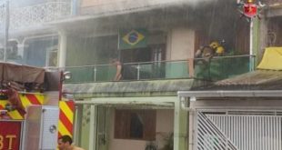 Casa pega fogo após ser atingida por raio; veja fotos