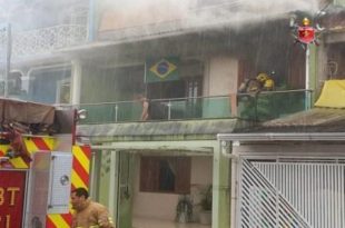 Casa pega fogo após ser atingida por raio; veja fotos