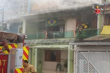 Casa pega fogo após ser atingida por raio; veja fotos