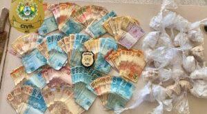 Mais de 1kg de cocaína e R$14mil enterrados são encontrados pela Polícia Civil