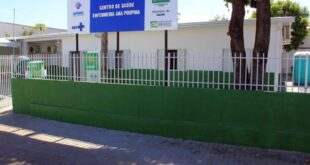 Mulher reage a assalto, dá tapa na mão de assaltante e recupera celular em unidade de saúde