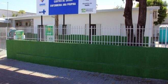 Mulher reage a assalto, dá tapa na mão de assaltante e recupera celular em unidade de saúde